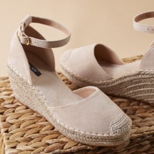 Sandały Renee z klamrami na średnim obcasie